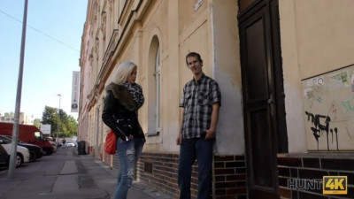 Sex for money smut with elite Una and E from Hunt4k